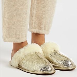 NEW UGG Scuffette II gold leather slippers sz8